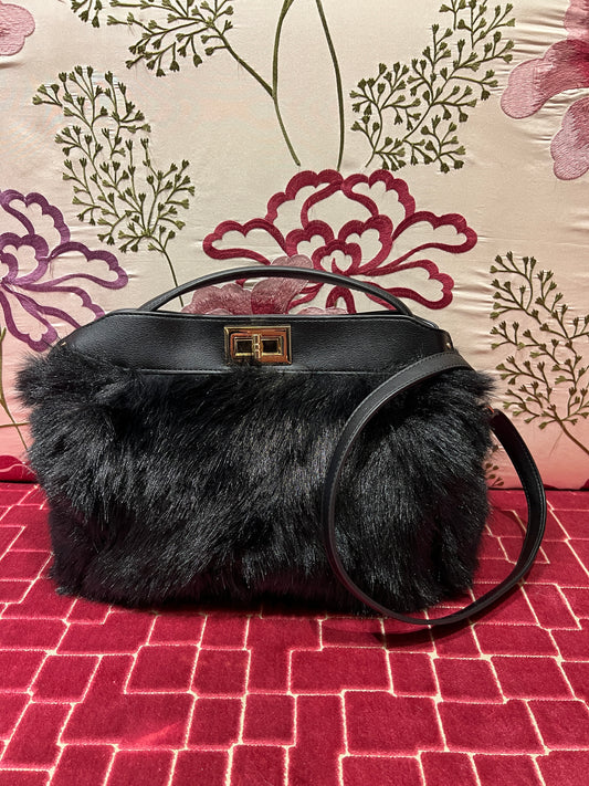 Borsa ecopelliccia nera con tracollina