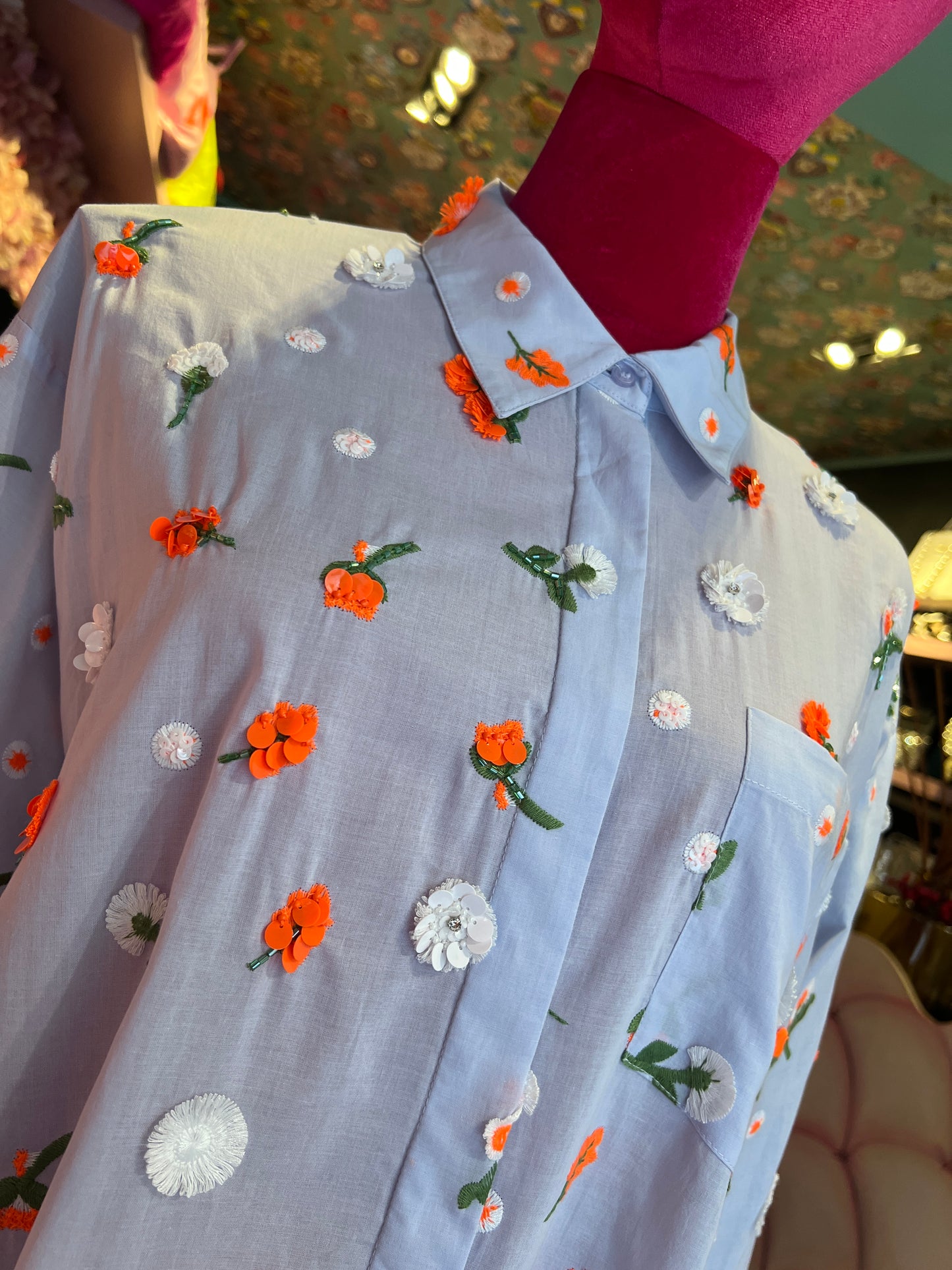 Essentiel antwerp abito chemisier celeste con decorazioni floreali in paillettes strass e perline arancione verdi