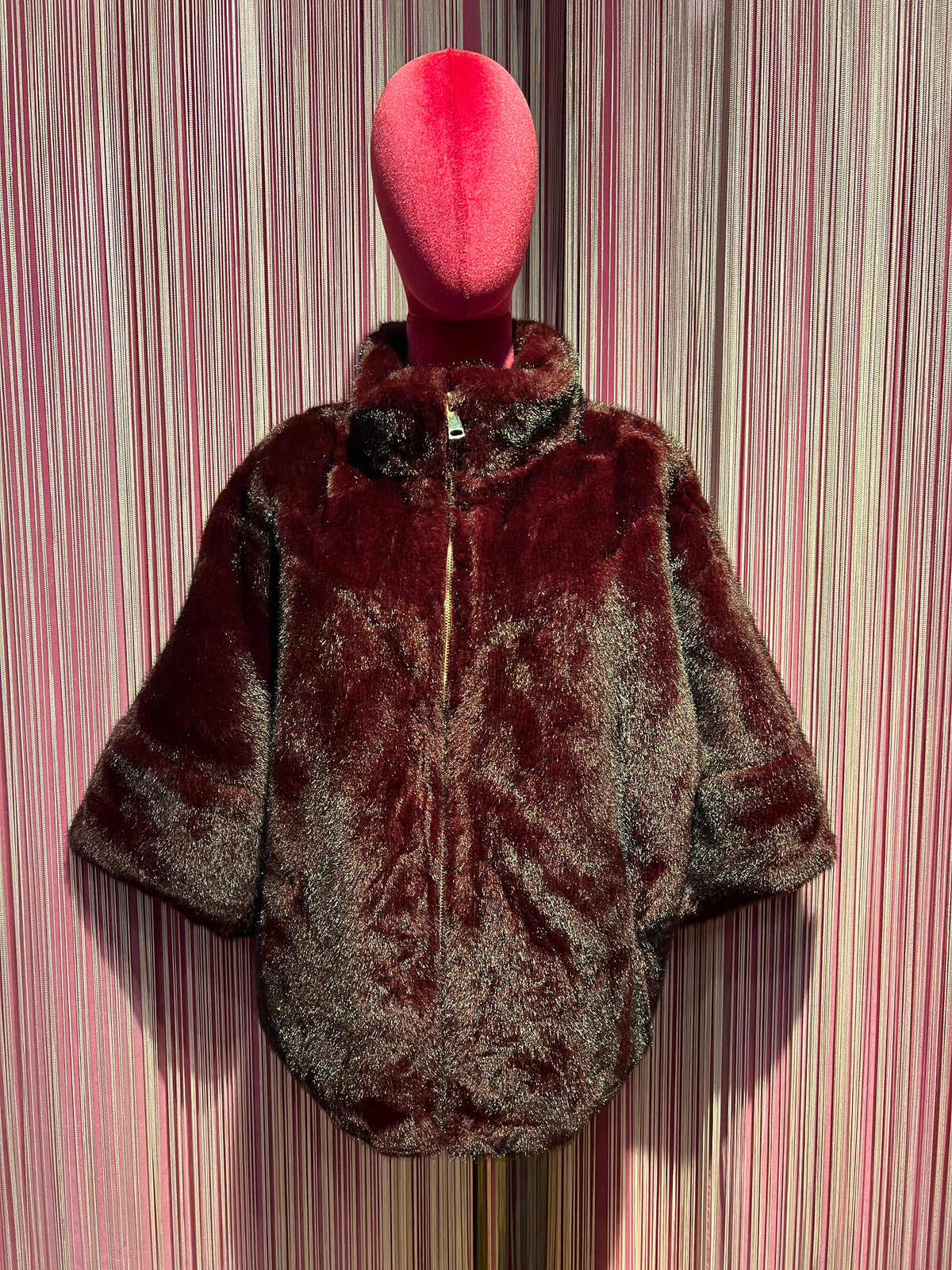 The room gilet burgundi in simil pelliccia