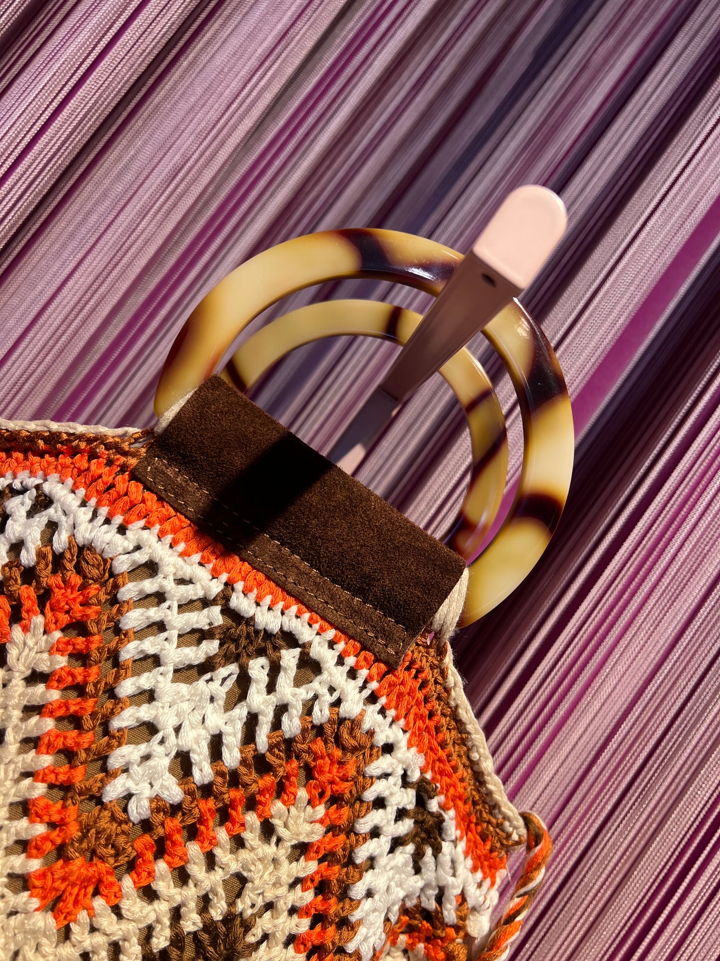 Borsa crochet con frange foderata con tracolla, manici semicircolari in resina , marrone/arancio / panna e beige