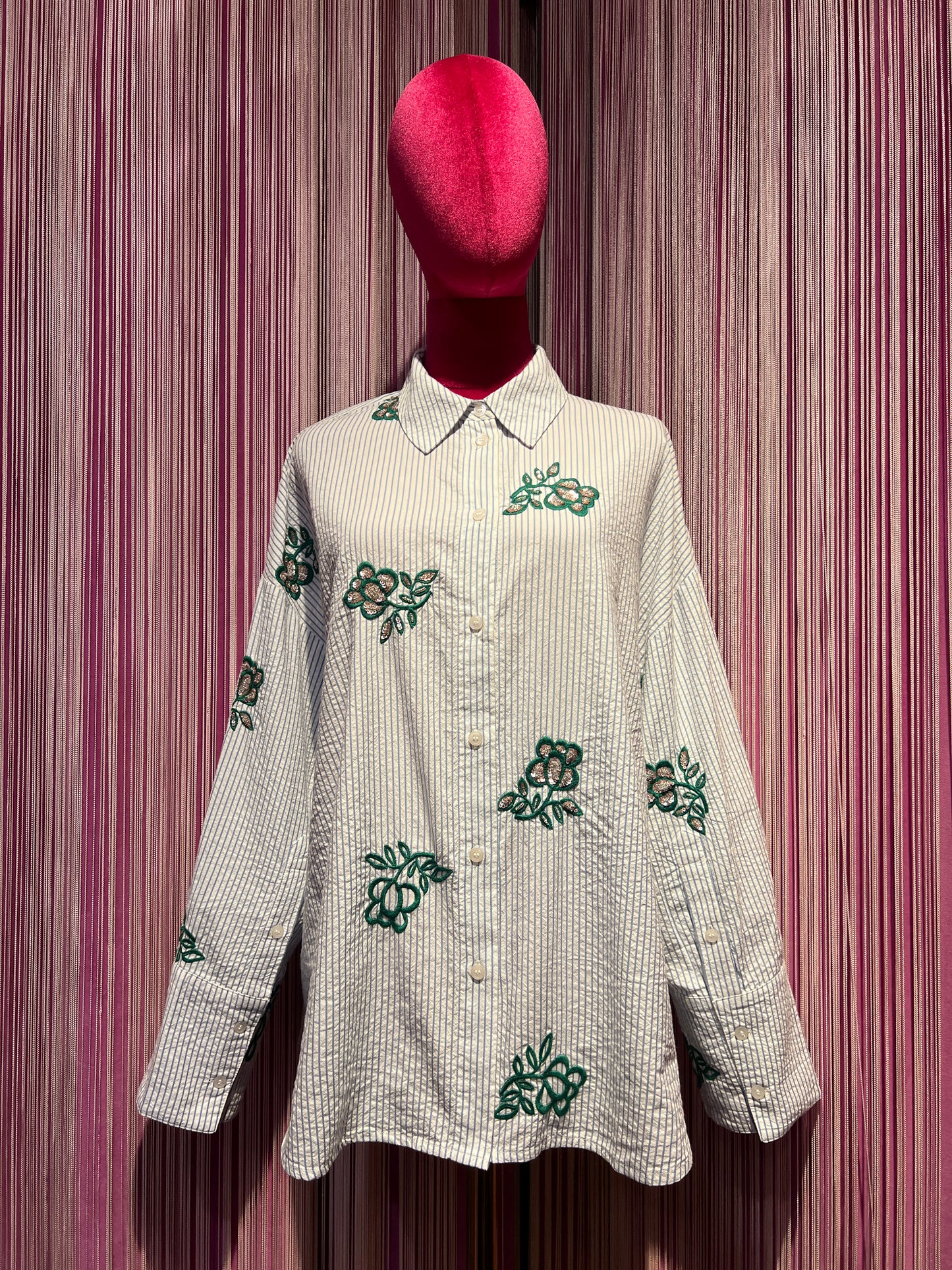 Essentiel antwerp camicia cotone righe celesti su sfondo bianco, decorazioni floreali verdi ricamate e paillettes