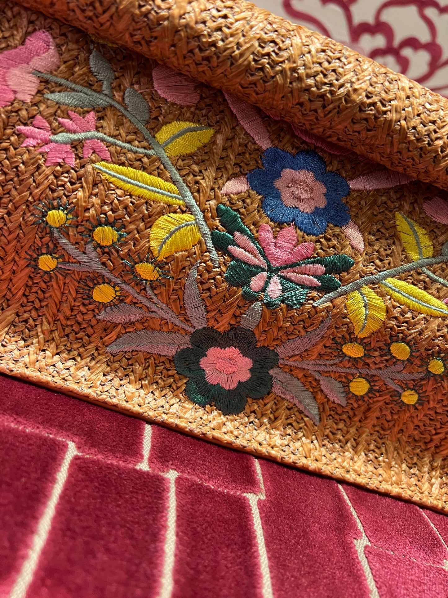Borsa rafia ed ecopelle camel con fiori ricamati, chiusura magnetica e tracollina