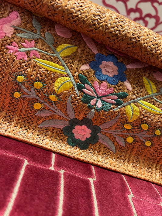 Borsa rafia ed ecopelle camel con fiori ricamati, chiusura magnetica e tracollina