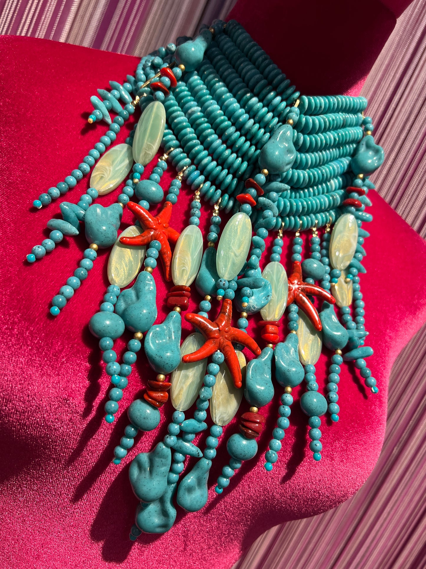 Choker con pietre color turchese stelle marine rosse