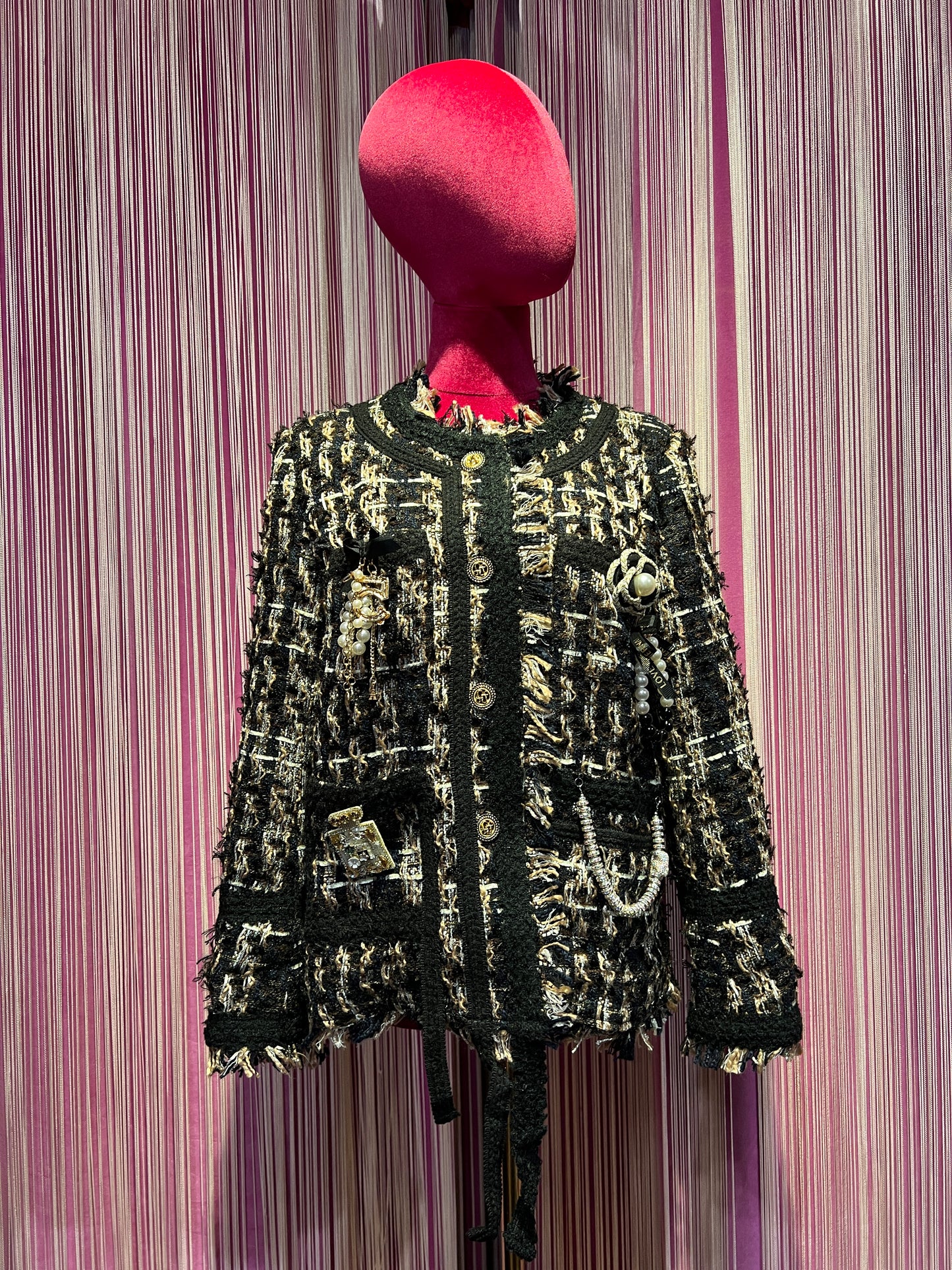 ABpink🩷 giacca in tweed nero e oro con spilla camelia