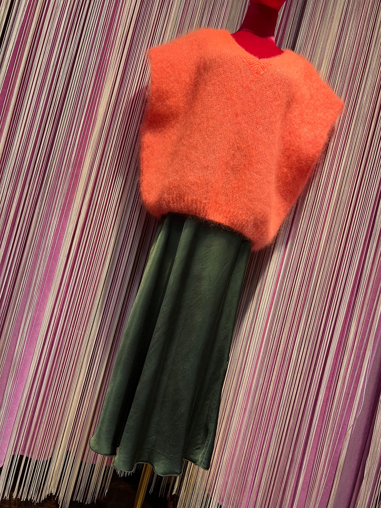 Love & roses completo gilet over mohair arancio  e gonna verde militare a sirena in satin con elastico in vita