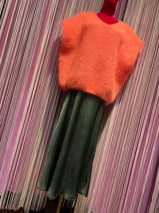 Love & roses completo gilet over mohair arancio  e gonna verde militare a sirena in satin con elastico in vita