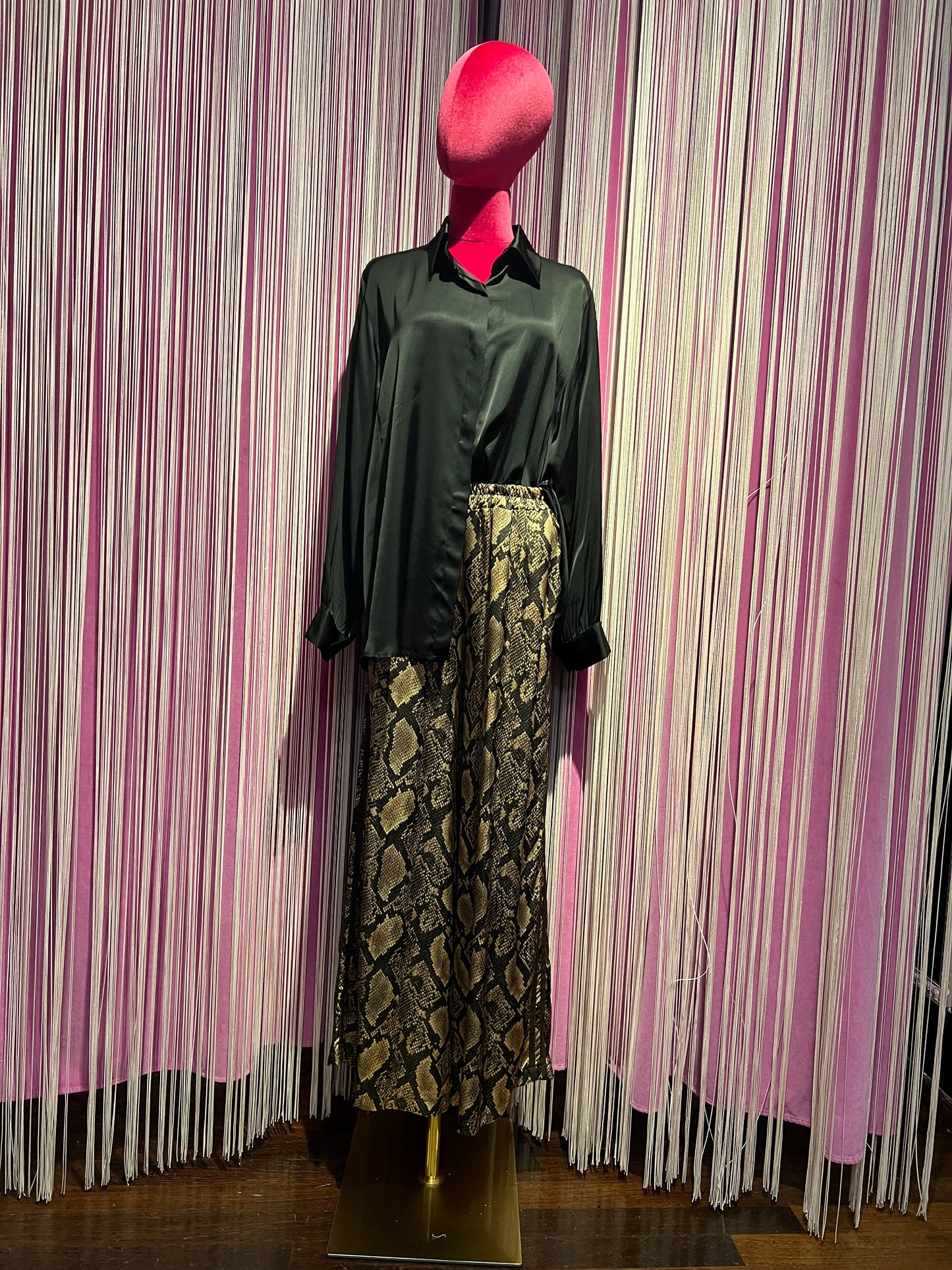 The room completo in viscosa camicia nera e pantalone stampa animalier pitonata