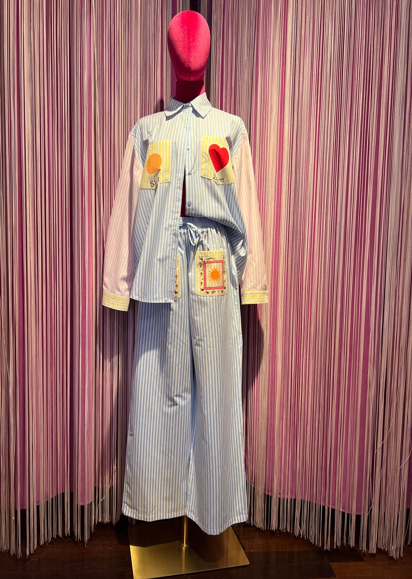 Mon amour Paris completo camicia a righe bianco e celeste rosa e bianco e giallino e bianco con tasche cuore e sole , pantalone a righe celeste e bianco con elastico in vita tasche con scritta bisous bisous