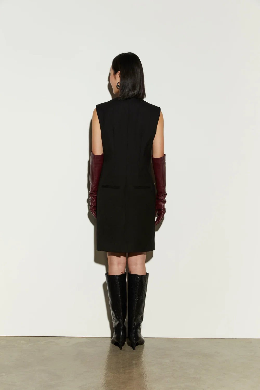 Isabelle Blanche Paris abito midi nero smanicato con ricami strass