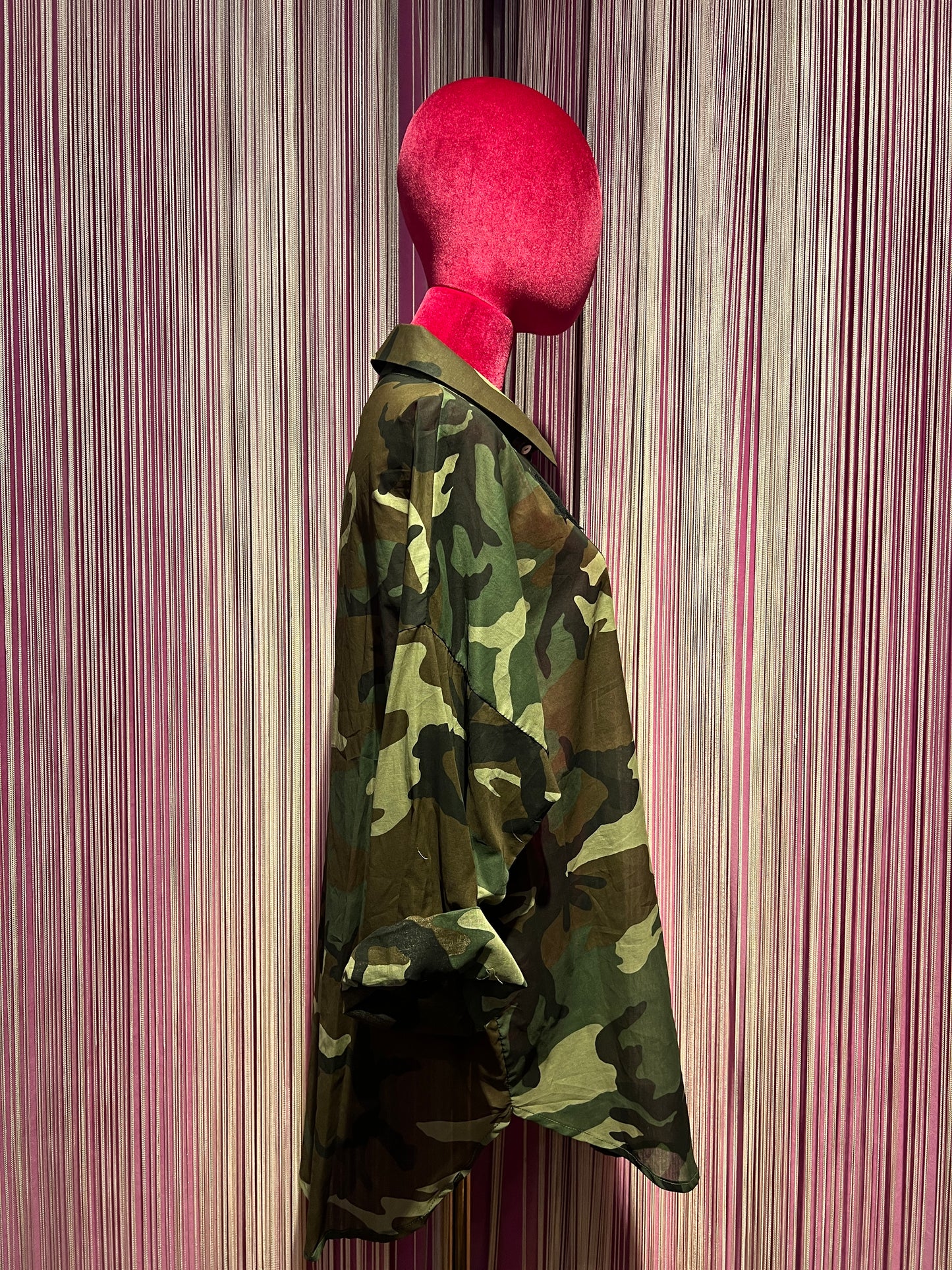 Mon amour Paris completo camouflage con dettagli crochet camicia over con stella nera e pantalone con elastico in vita e caviglia