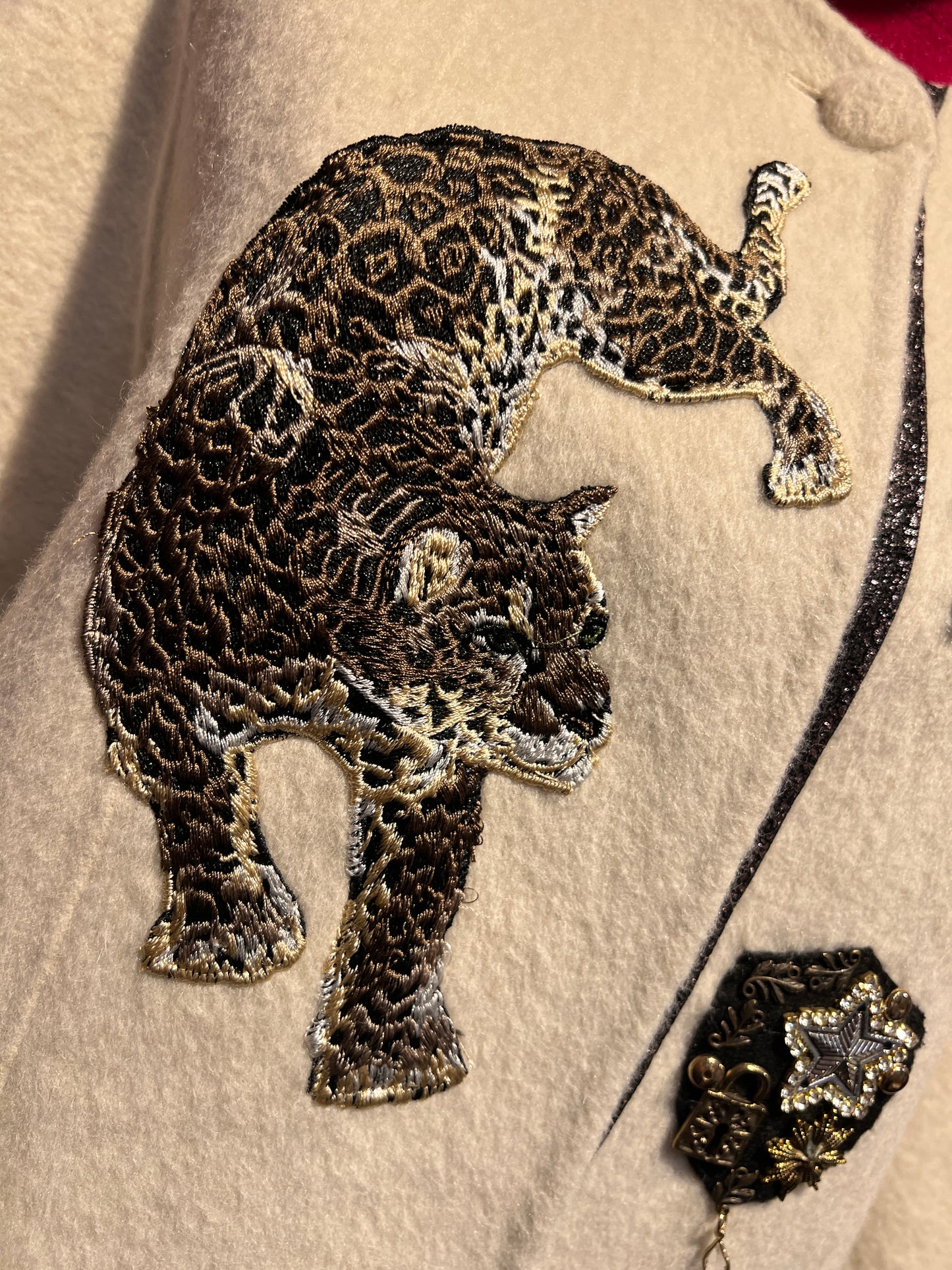 ABpink 🩷cappotto panna sfoderato con frange e sciarpa rimovibile, con patch cristalli e tigri