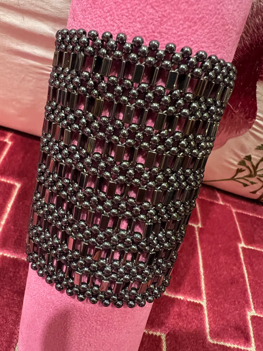 Manuela Ajo creazioni bracciale  in maglia metallica di perline grigio scuro con chiusura magnetica