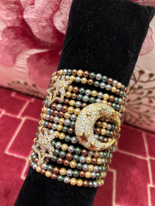 Manuela Ajo’ creazioni bracciale  perle di Maiorca verdi grigie bronzo con spille mezza luna e stelle strass