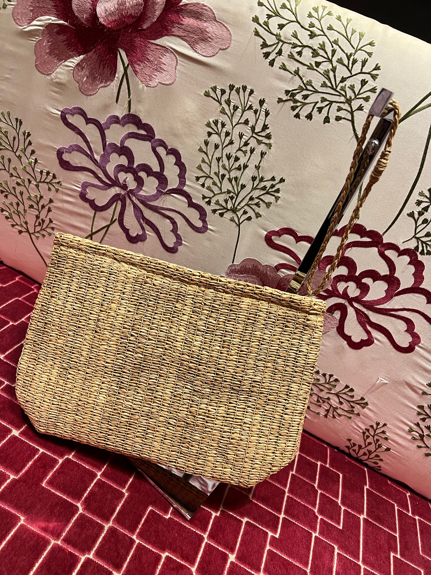 Pochette in paglia intrecciata con scritta “ Beach” perline