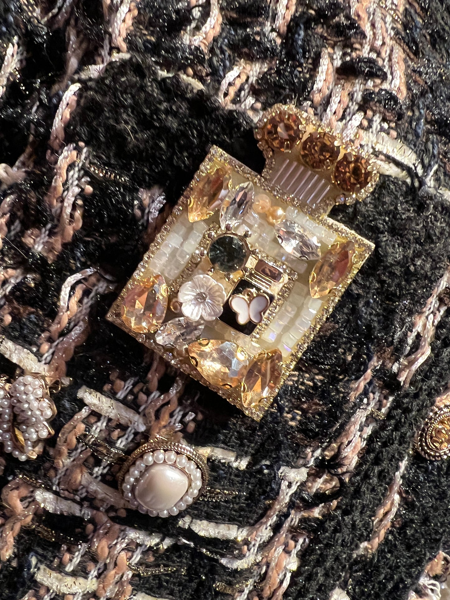 ABpink 🩷 giacca in tweed  nera e oro con fiocco panna