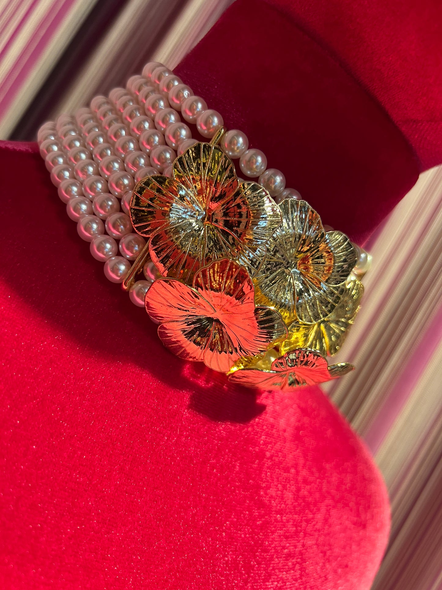 Choker perle con applicazione fiori metallo oro