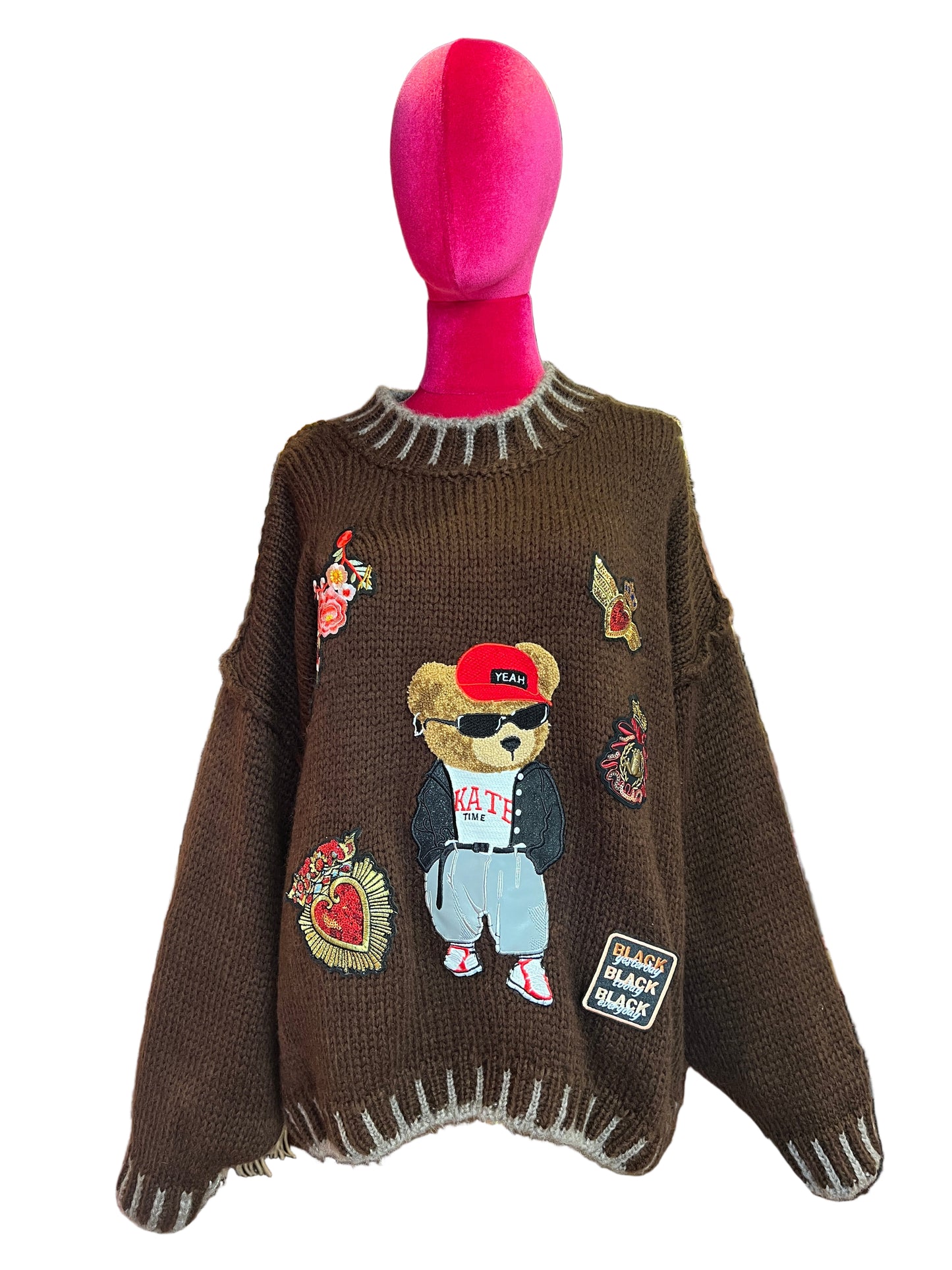 ABpink 🩷maglia over cioccolato con profili grigi con applicazioni patch teddy con cappellino, cuori sacri paillettes e fiori ricamati