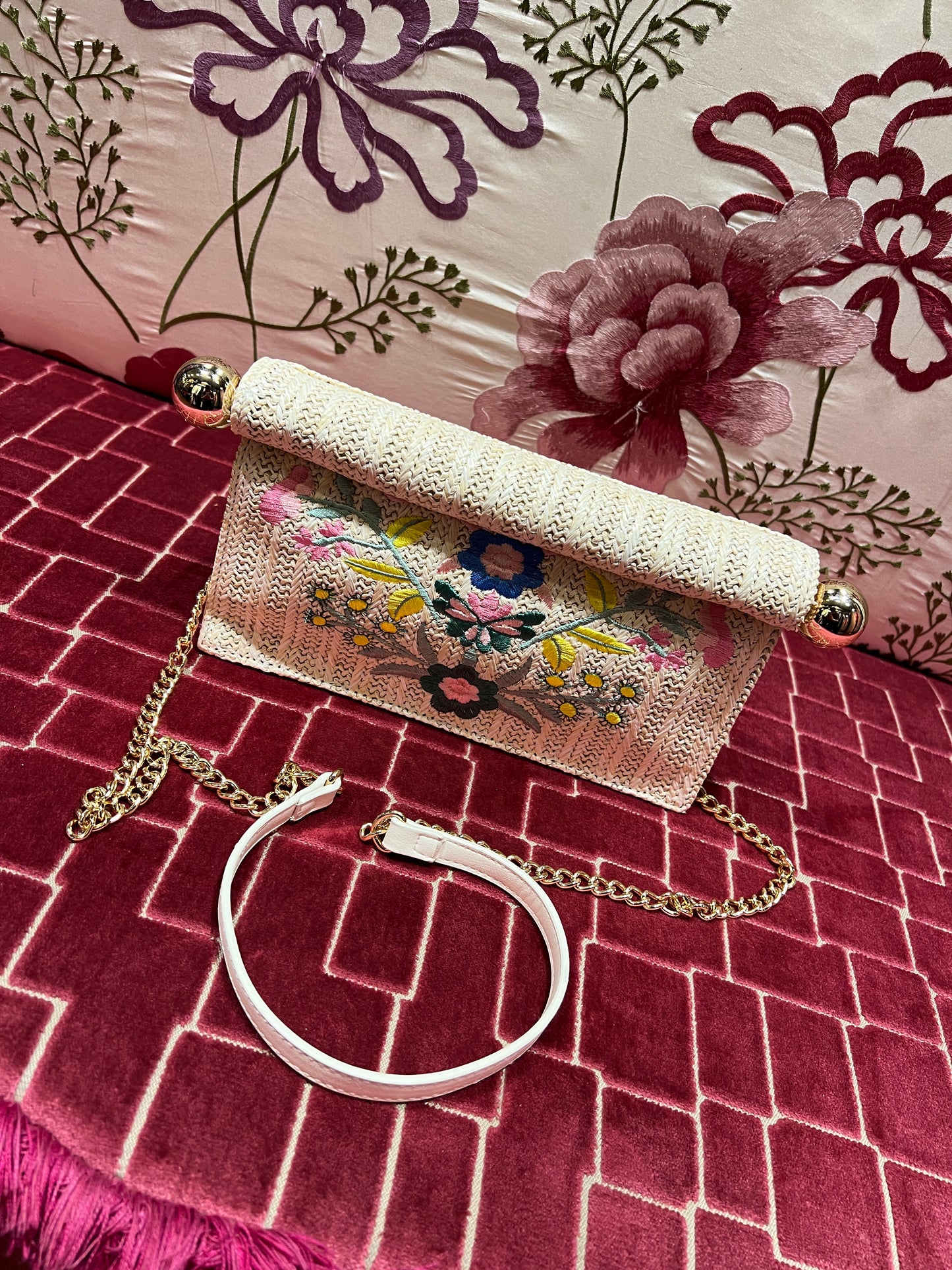 Borsa con tracolla in rafia ed ecopelle ,ricami floreali e chiusura magnetica colore beige