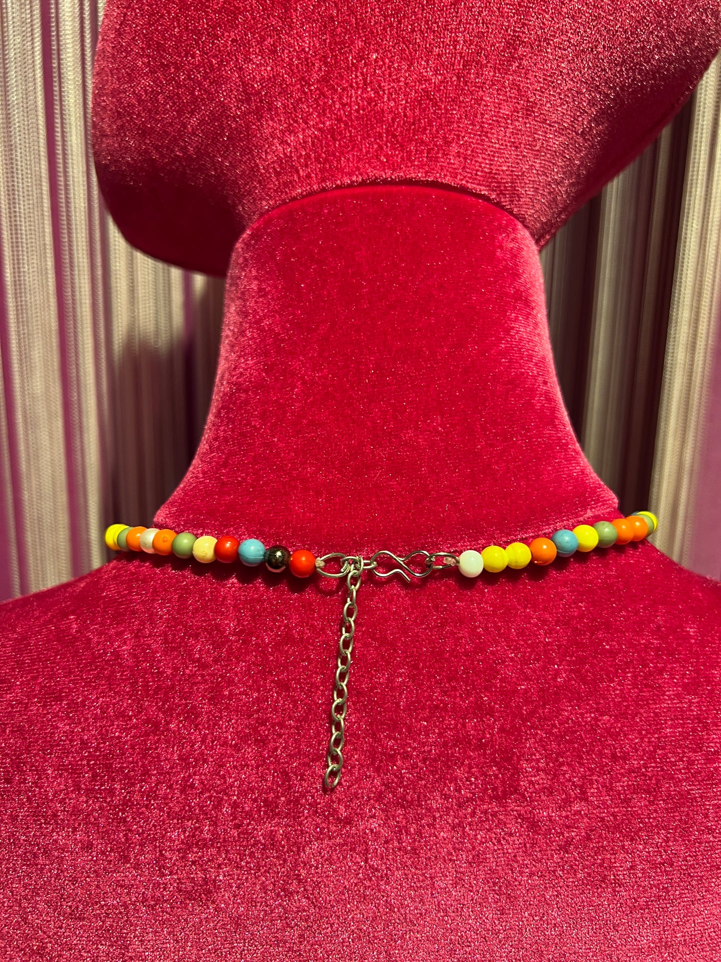 Collana lunga con perle multicolor conchiglie e conchiglia centrale grande