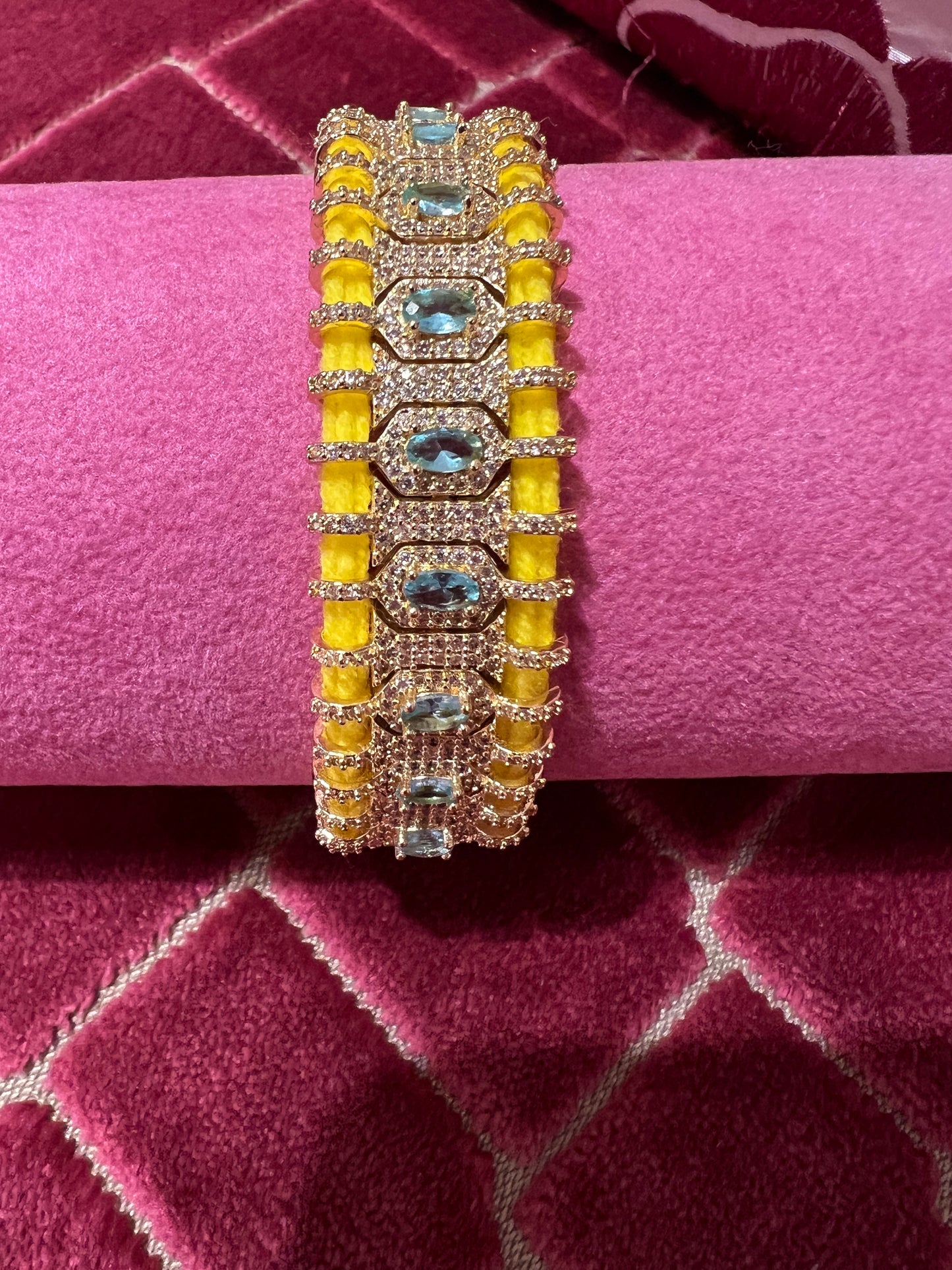 Bracciale regolabile in pavé di cristalli e pietre celesti montato su cordoncino giallo