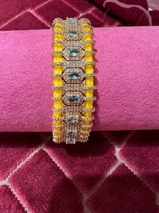 Bracciale regolabile in pavé di cristalli e pietre celesti montato su cordoncino giallo