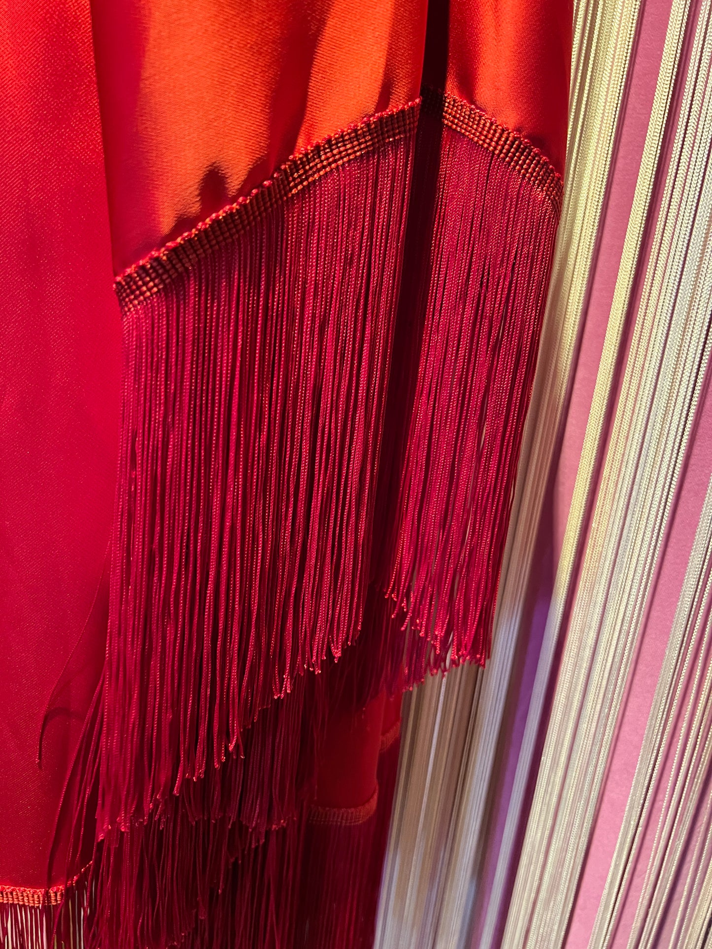 The room abito monospalla rosso con frange