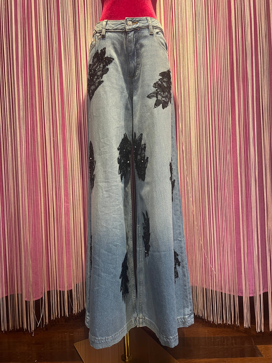 The room jeans over a palazzo con applicazioni pizzo