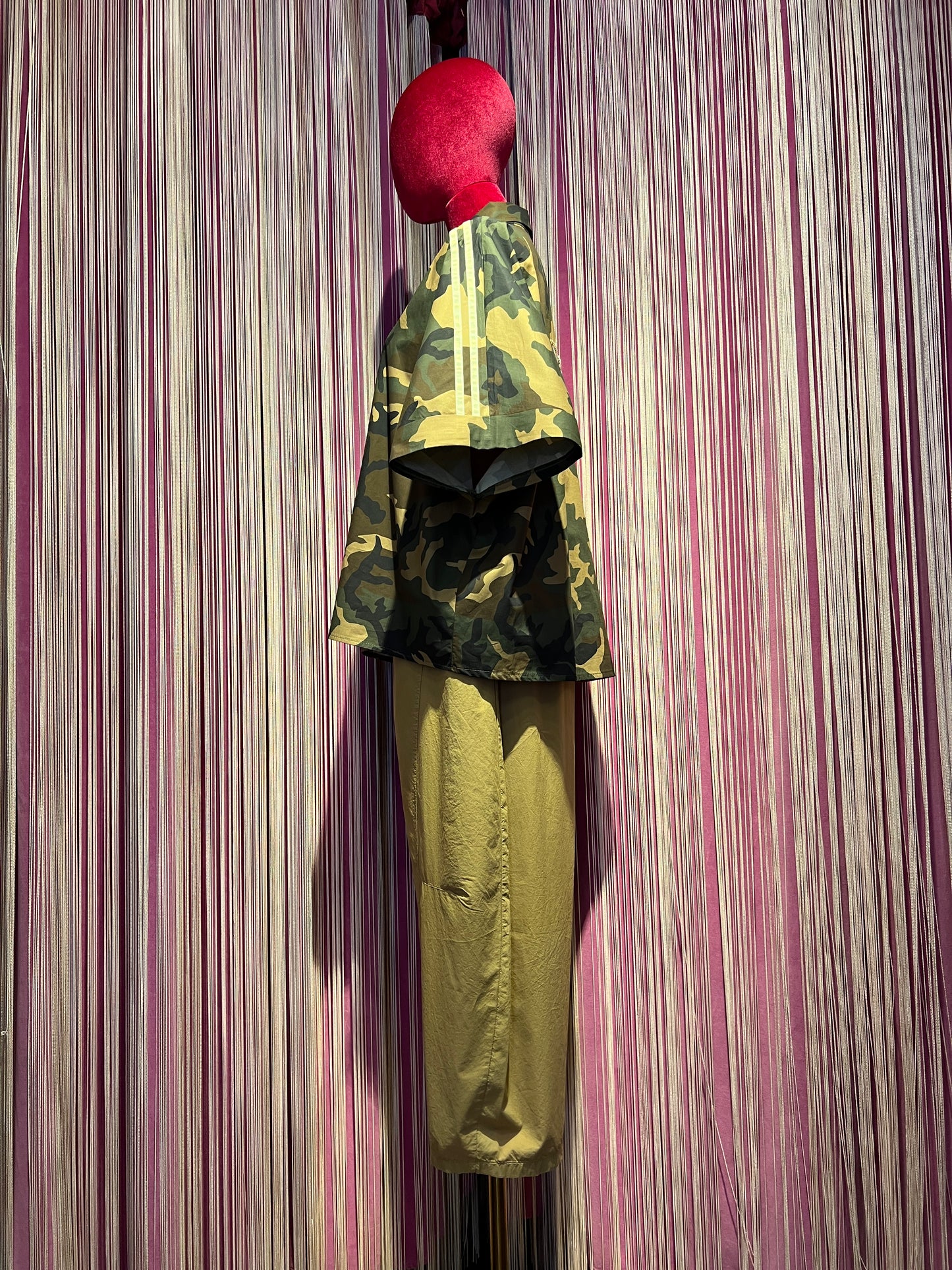 Mon amour Paris completo camicia camouflage con applicazione farfalla paillettes dietro e pantalone largo con elastico in vita