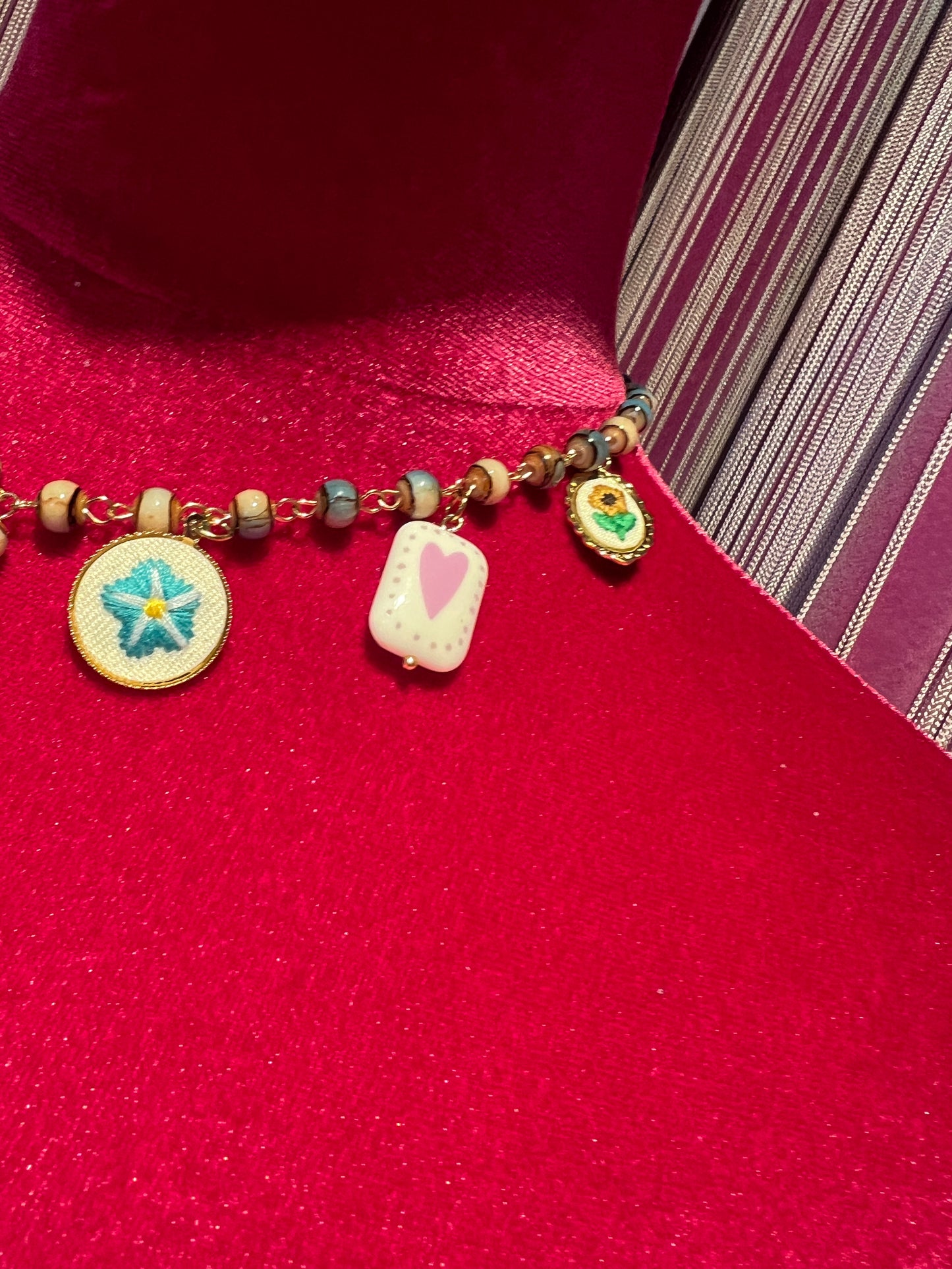 Berri collana con perline azzurre e beige montatura rosario charms ricamo floreale celeste, ferro di cavallo su base celeste