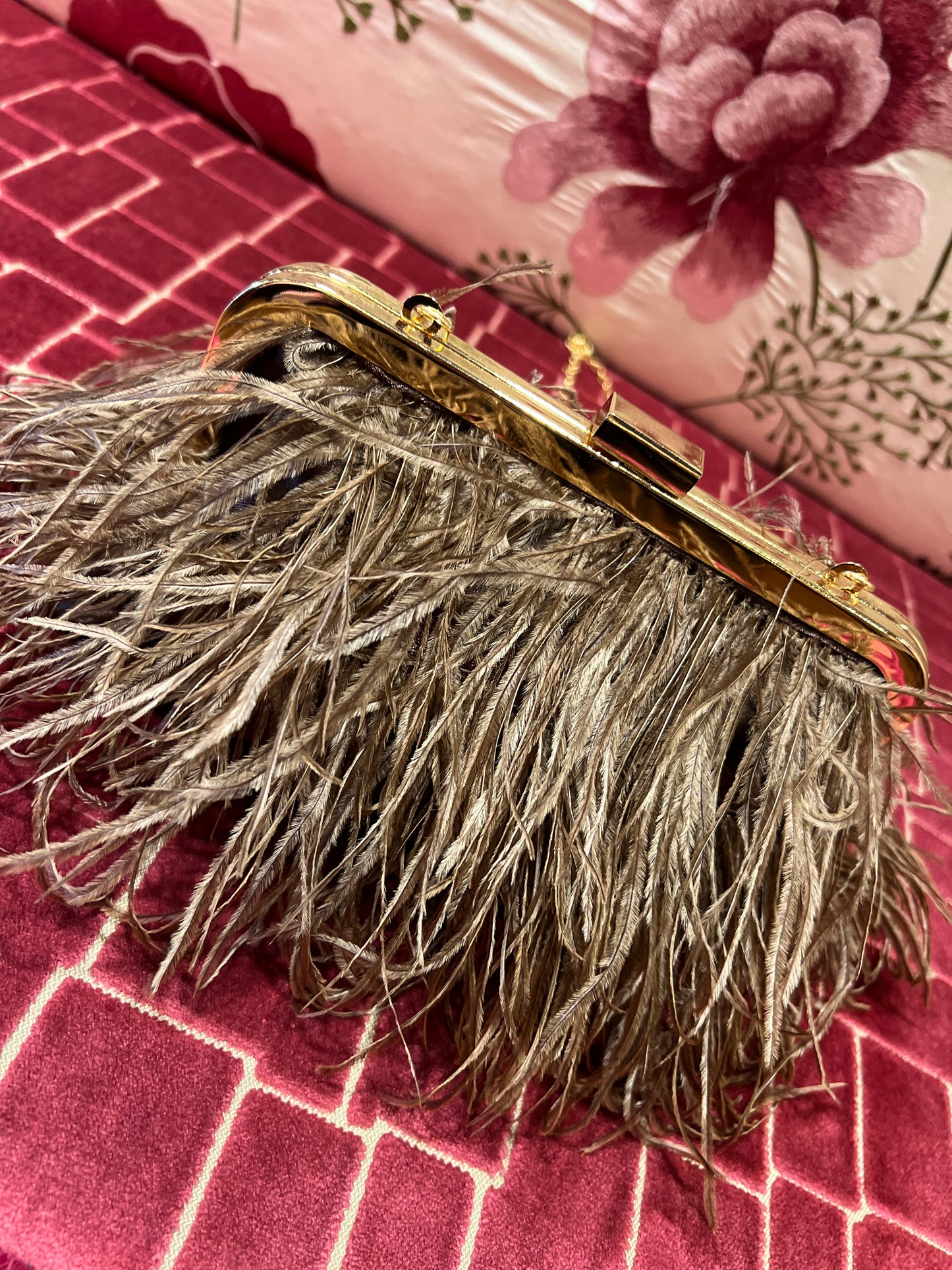 Clutch marrone marabu ‘ e raso con tracollina dorata