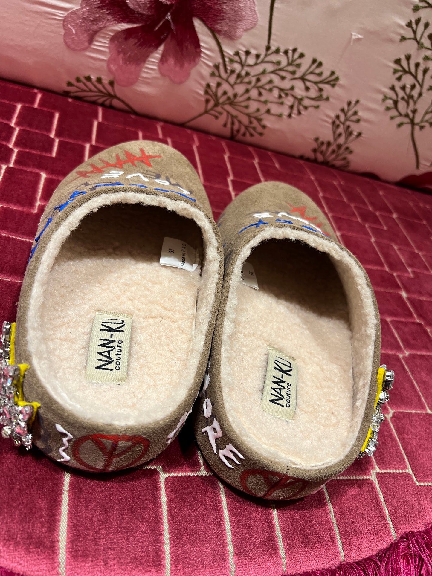 Nan-Ku open shoes con scritte dipinte , applicazioni patch cristalli ed interno in eco montone