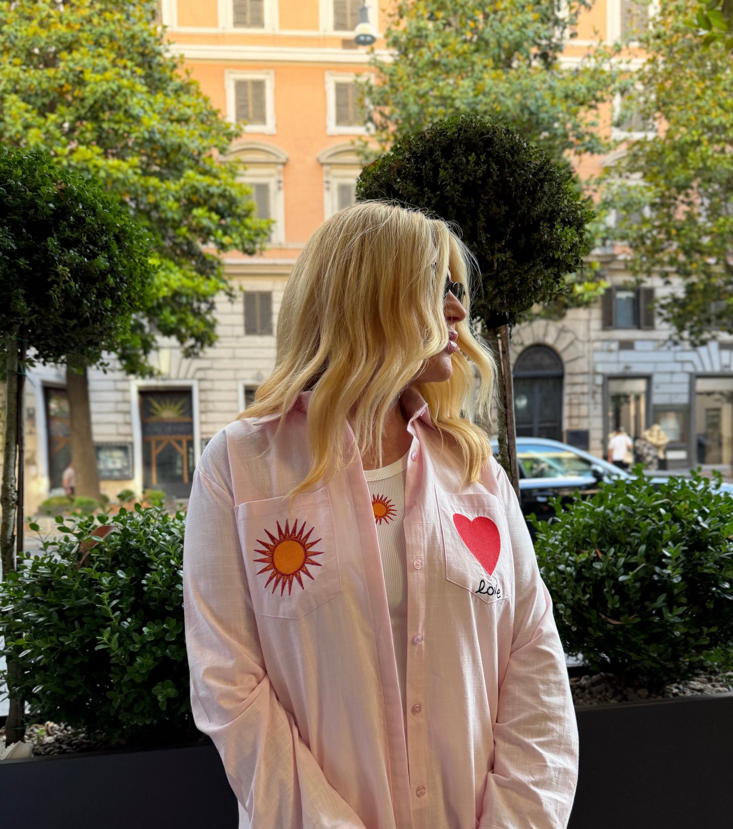 Mon amour Paris completo in cotone tre pezzi rosa camicia con ricamo cuore e sole sulle tasche canottiera bianca con ricamo sole e pantalone con elastico in vita ricamo cuore e sole