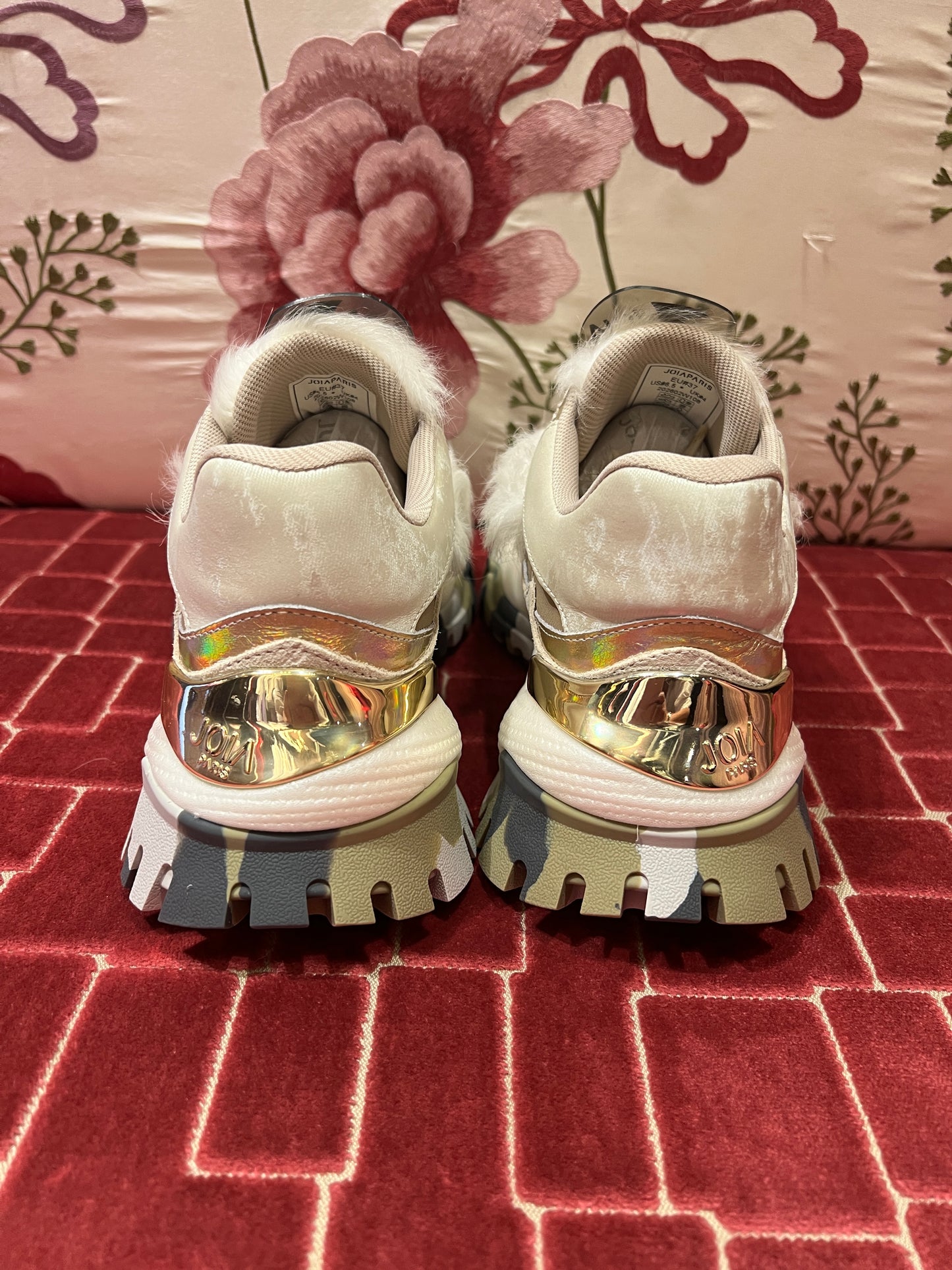 Joia Paris sneaker bianca inserti in ecopelliccia dettagli animalier