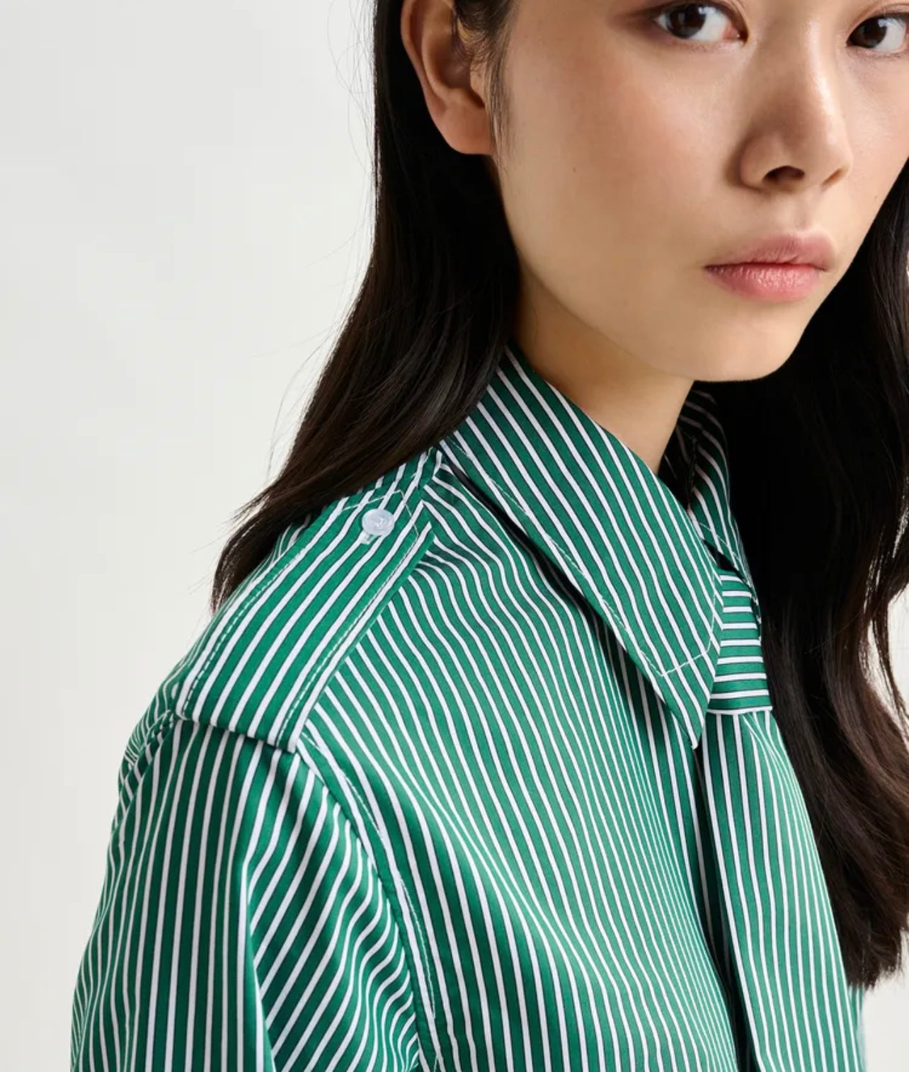 Essentiel antwerp camicia righe verdi e bianche con cravattino rimovibile