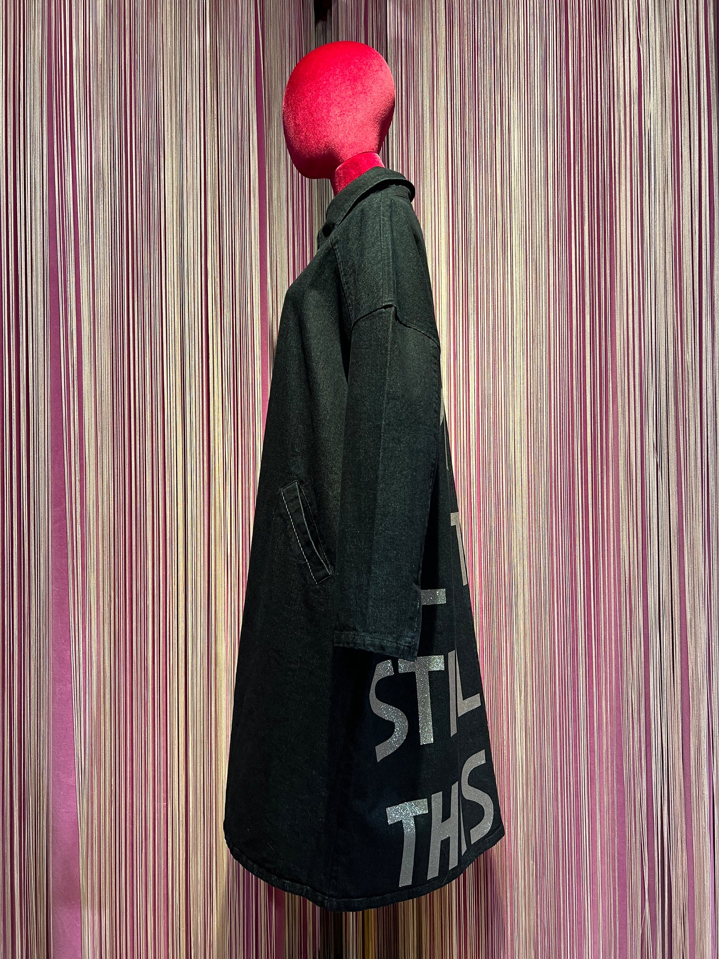 The room soprabito denim scuro vestibilita ‘ oversize con scritta glitter argento “ too many clothes still need this one “