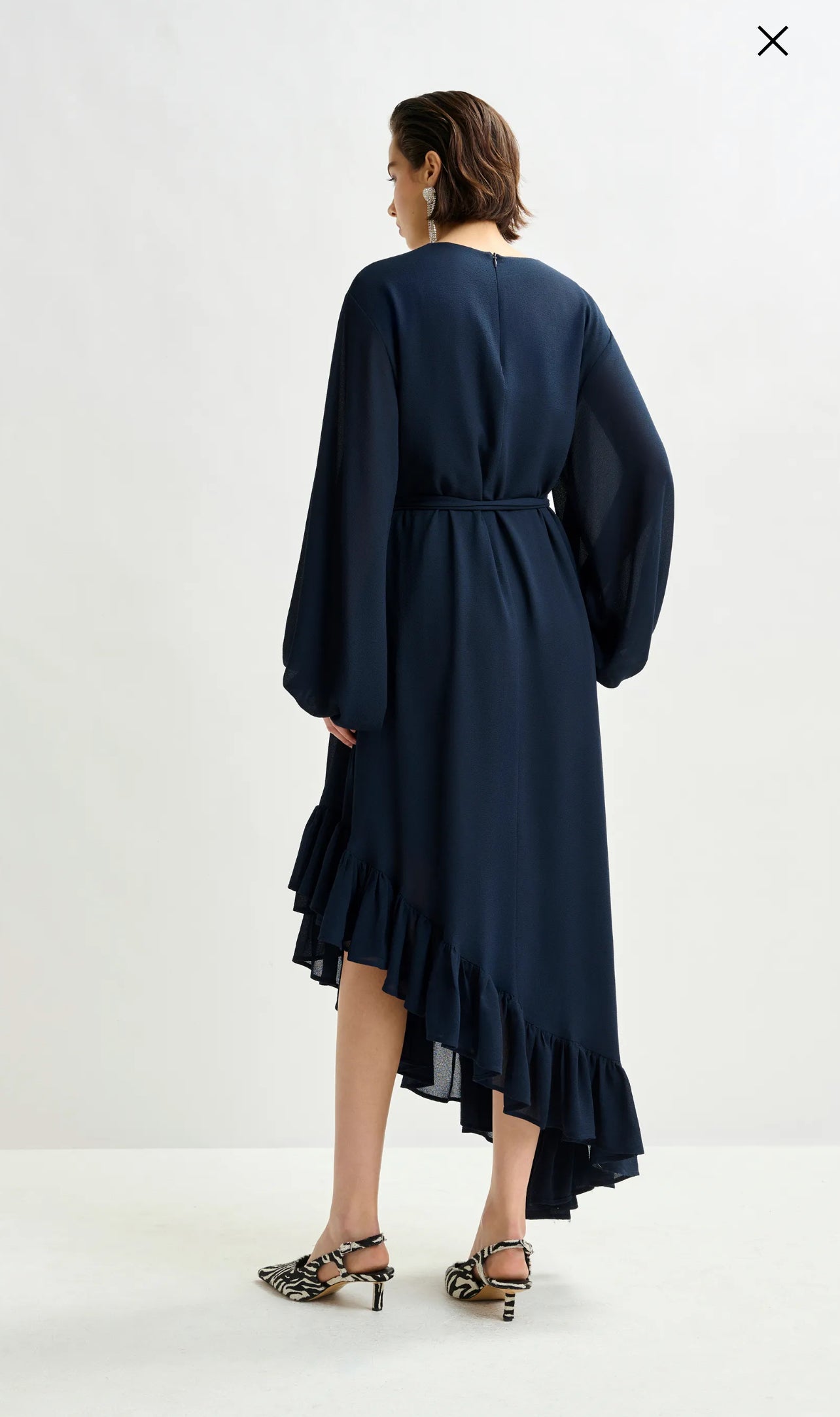 Essentiel antwerp abito lungo blu navy con orlo asimmetrico a balze e cinta Iflower vestibilita’ over