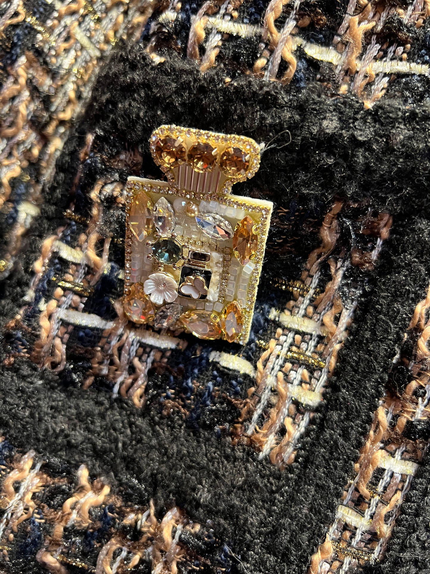 ABpink🩷 giacca in tweed nero e oro con spilla camelia