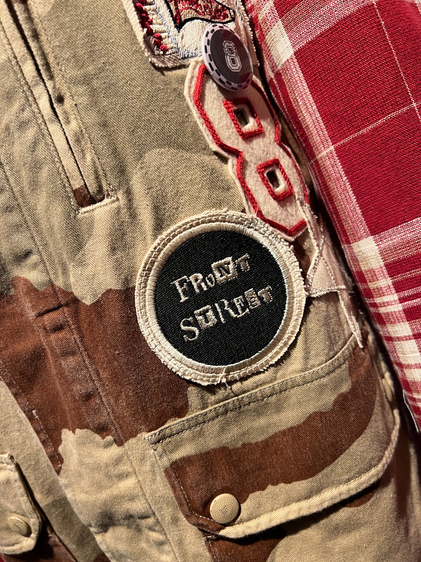 Front street -30% di sconto sahariana camouflage con maniche a contrasto , applicazioni patch di spille