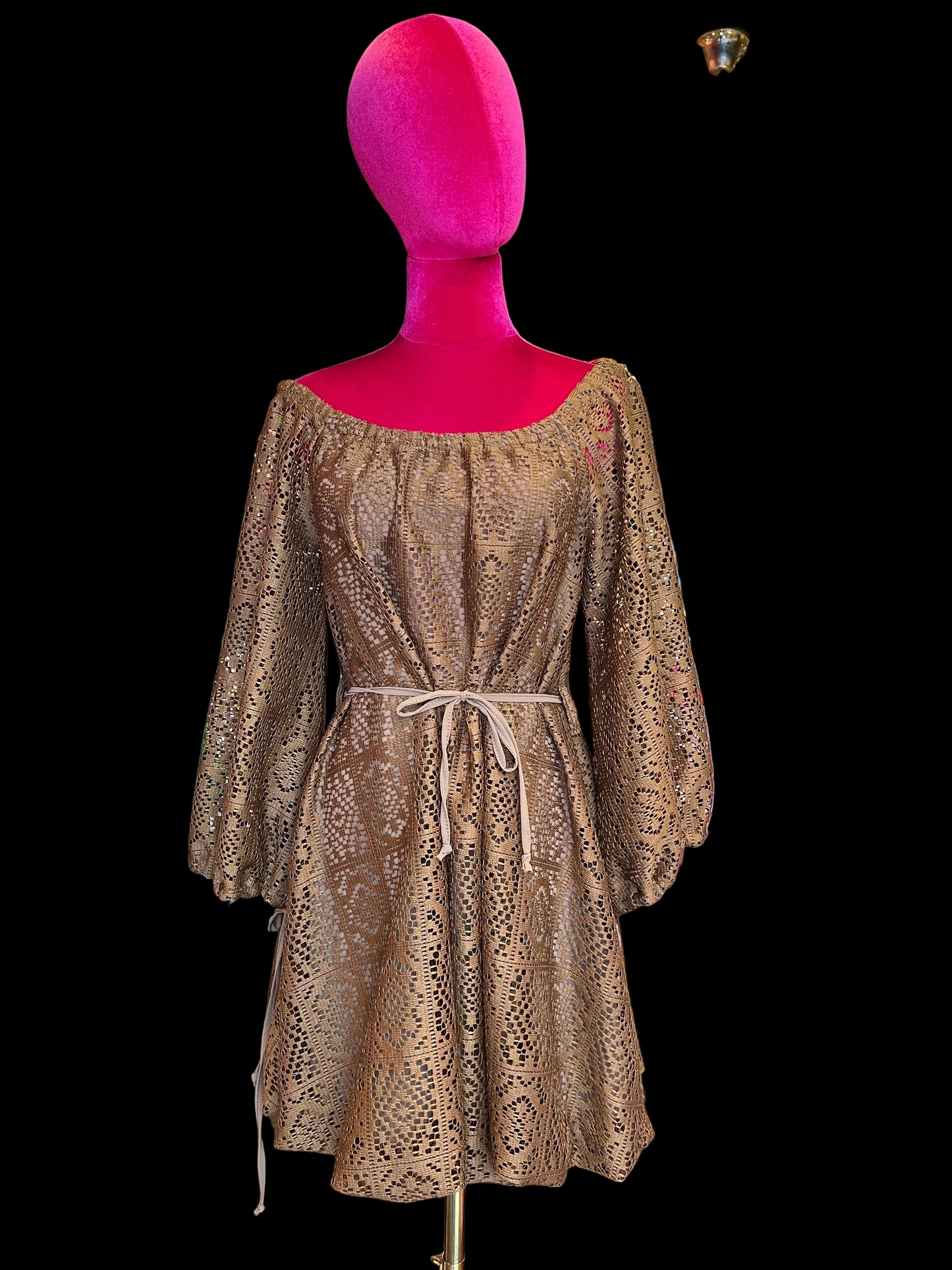 Mon amour Paris abito in pizzo marrone chiaro scollo Bardot con cinta in vita