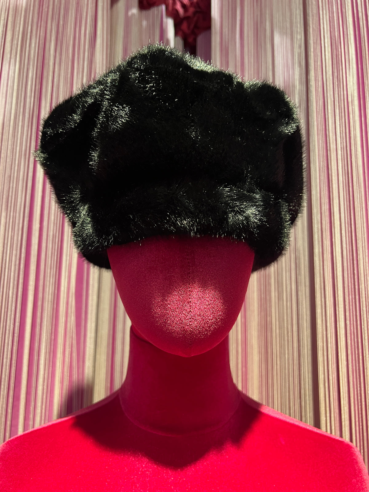 The room cappello in simil pelliccia nero, misura regolabile