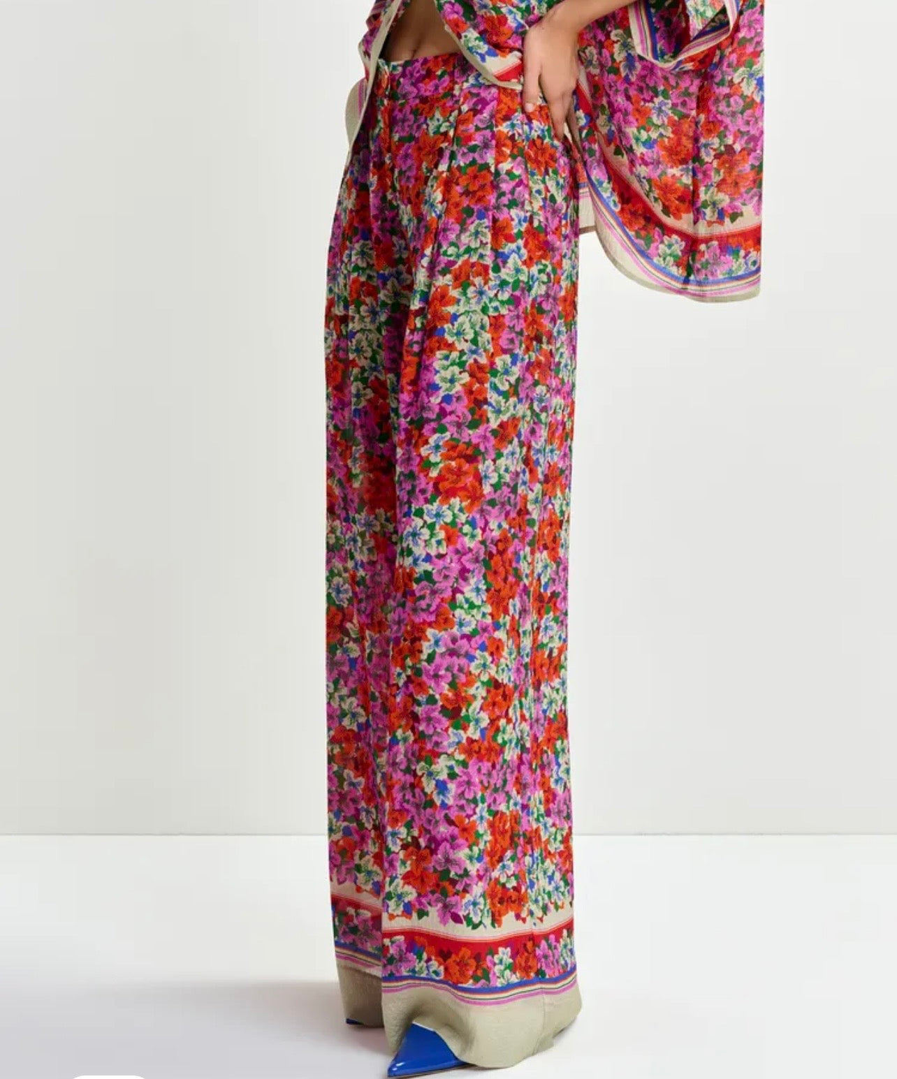 Essentiel antwerp -40% dí sconto completo pantalone e camicia oversize in misto seta multicolore con stampa floreale