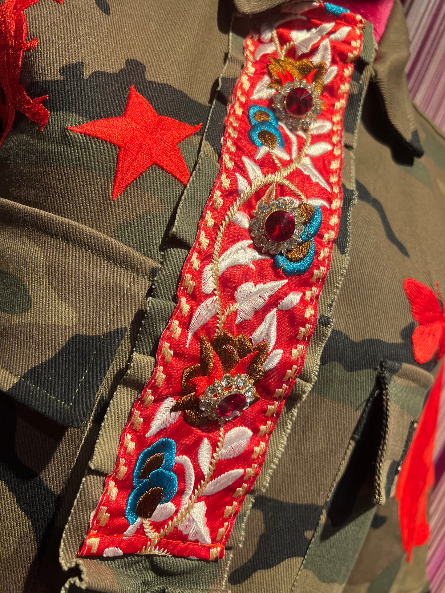 5 Progress giacca camouflage con ricami rossi tattoo , passamaneria e bottoni gioiello