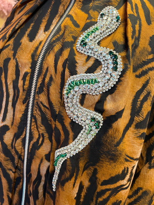 The room giacca/bomber stampa animalier zebrata con applicazione patch serpente cristalli