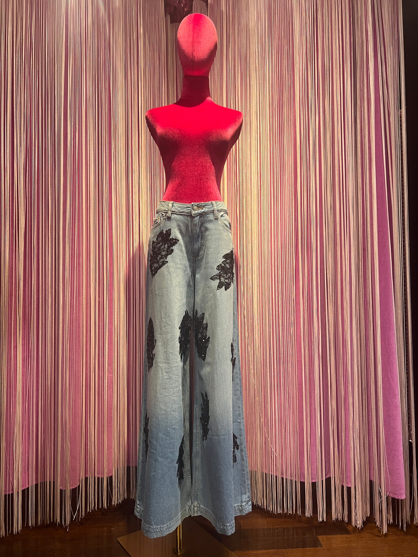 The room jeans over a palazzo con applicazioni pizzo