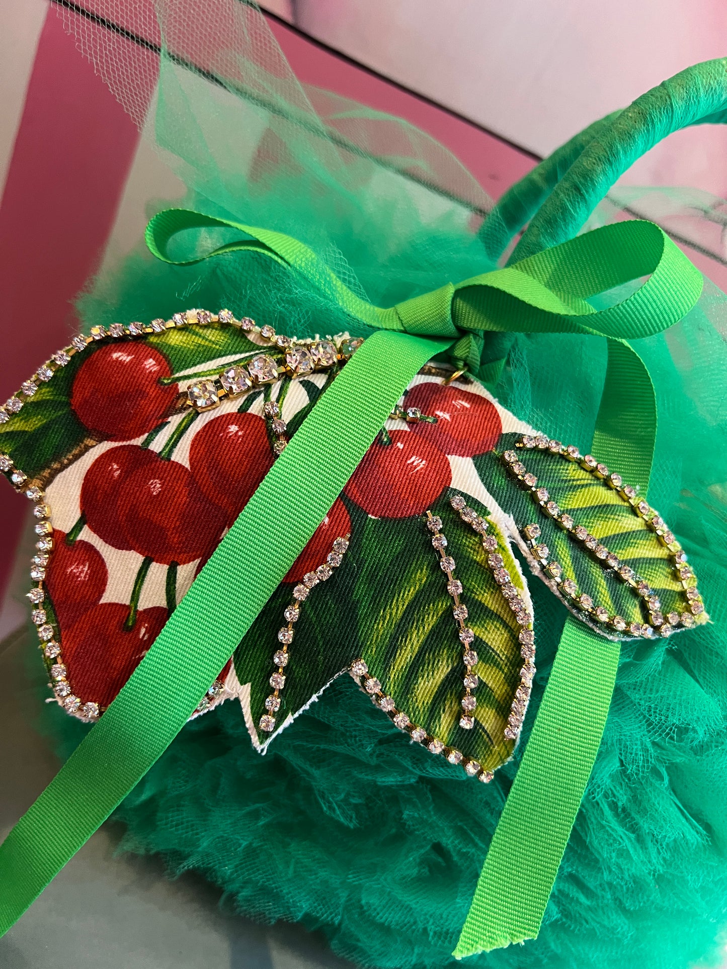 Monilia borsa paglia e tulle verde con patch ciliegie