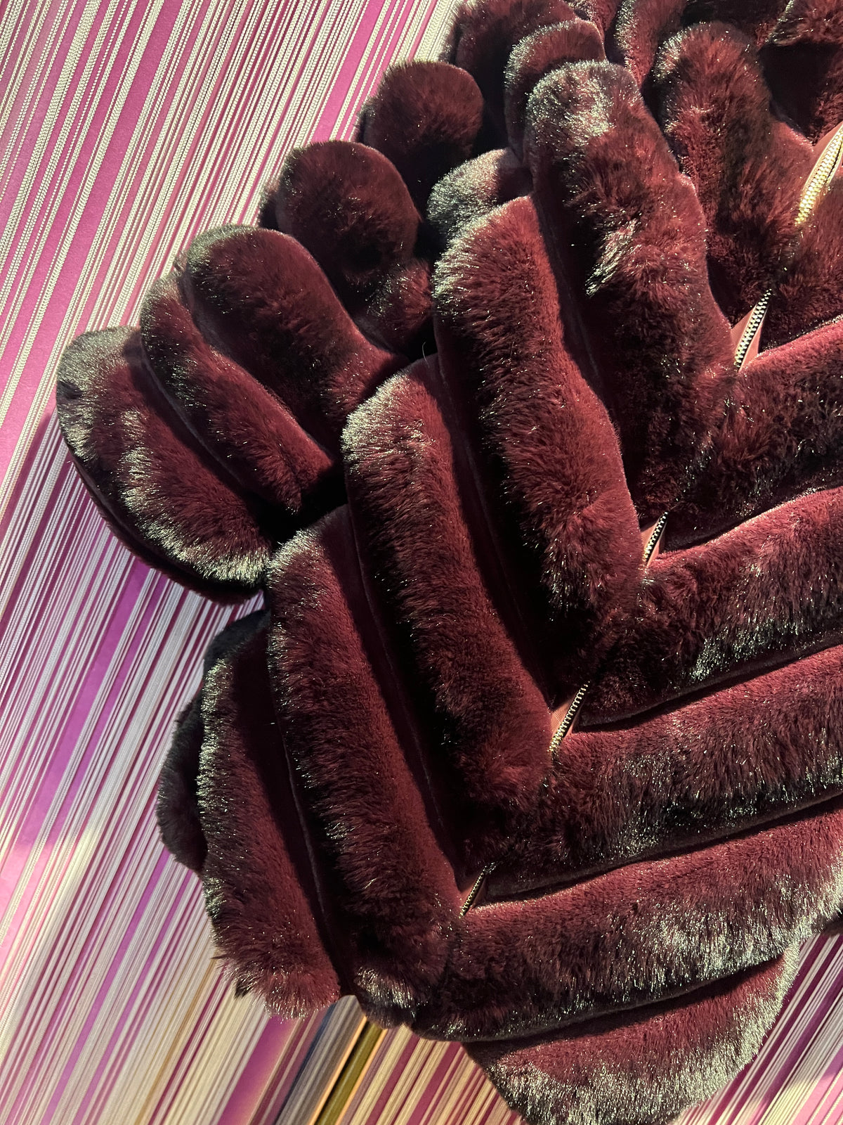 The room giacca simil pelliccia effetto visone con maniche a 3/4 burgundy