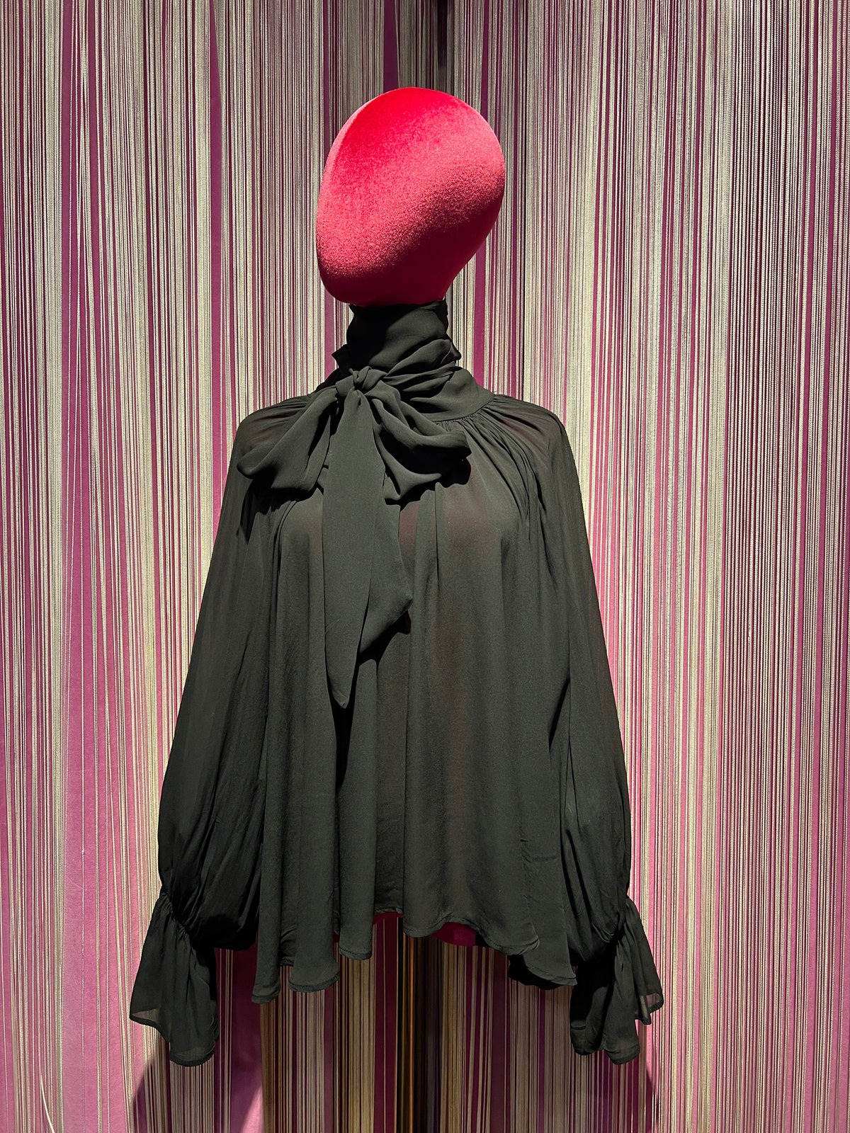 The room blusa nera con fiocco al collo