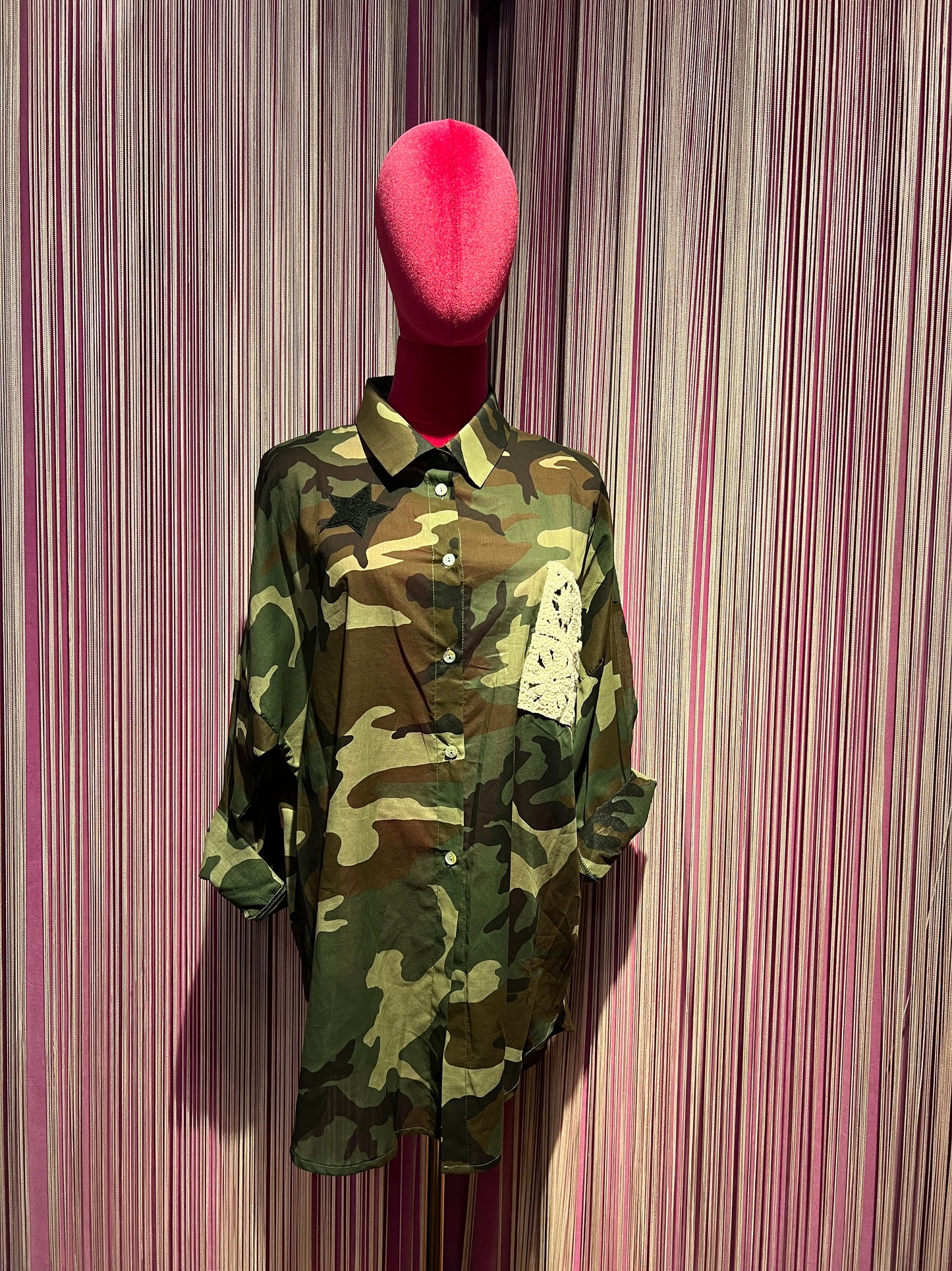 Mon amour Paris completo camouflage con dettagli crochet camicia over con stella nera e pantalone con elastico in vita e caviglia
