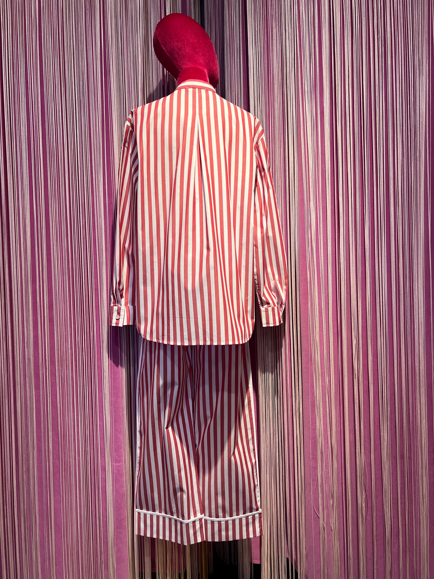 Miki Thumb completo camicia e pantalone con elastico a righe rubino e bianco con ricami sulle tasche